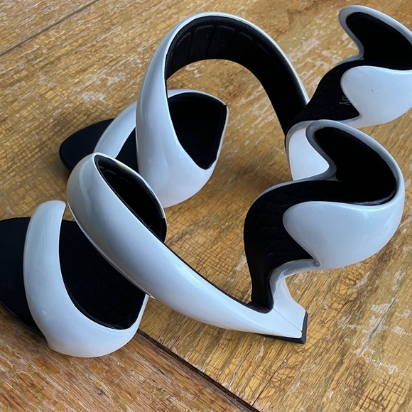 Elegant Black and White Heels - Picture 5 of 7